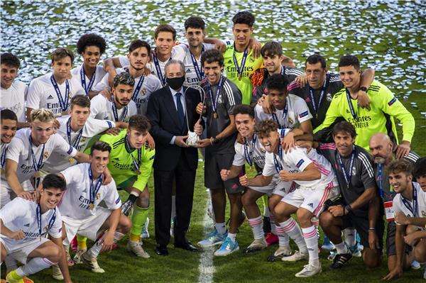 راؤول يحمل الكأس