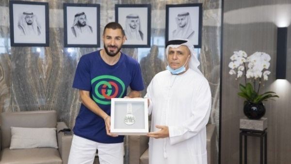 بنزيما يتلقى تكريم مجلس دبي الرياضي