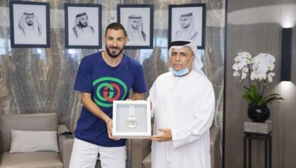 بنزيما يتلقى تكريم مجلس دبي الرياضي