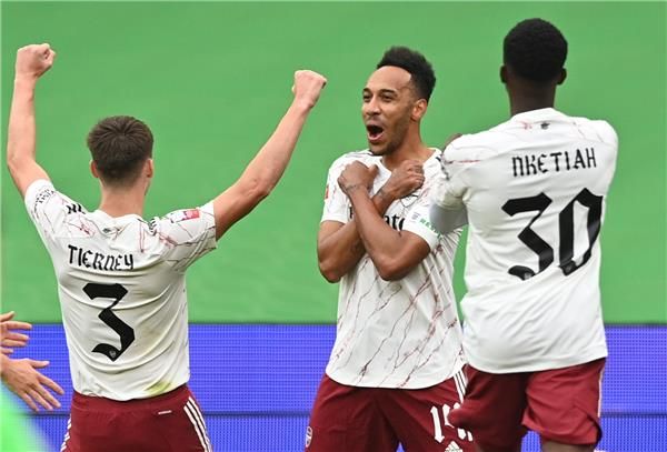 أوباميانج يحتفل بالهدف