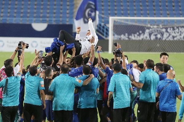 احتفالات الهلال باللقب