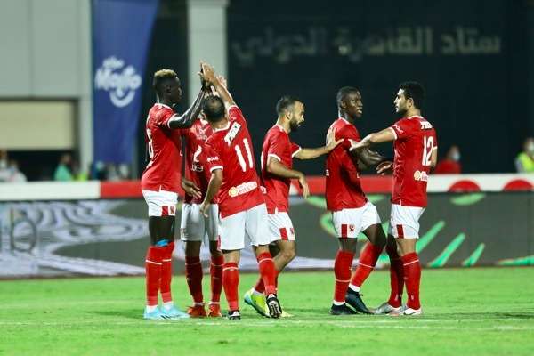 ديانج مع لاعبي الأهلي