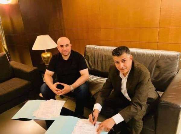 أثناء توقيع العقود