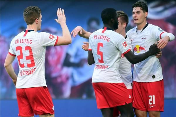 باتريك شيك مع لاعبي لايبزيج