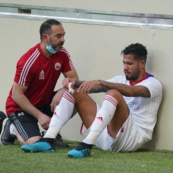 جوناثاس جيسوس مع طبيب الفريق