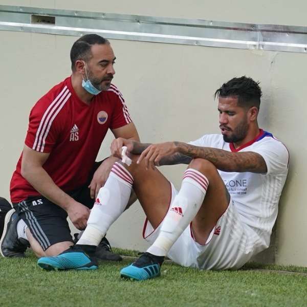 جوناثاس جيسوس مع طبيب الفريق