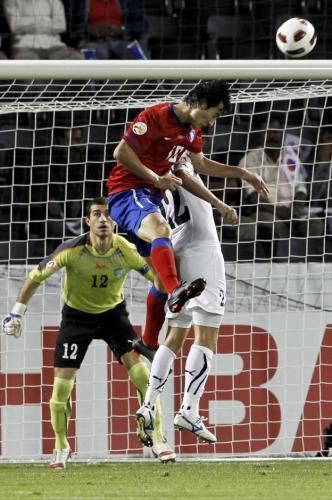 2011-01-282011-01-28t154512z_01_ac224_rtridsp_3_soccer-asian_reuters