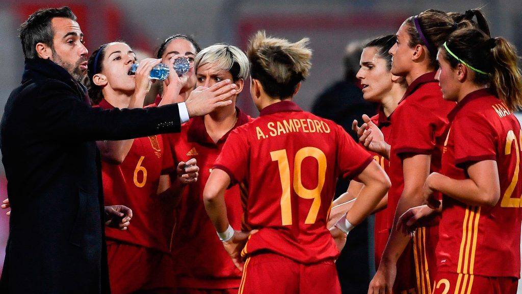 فيلدا مع لاعبات منتخب إسبانيا