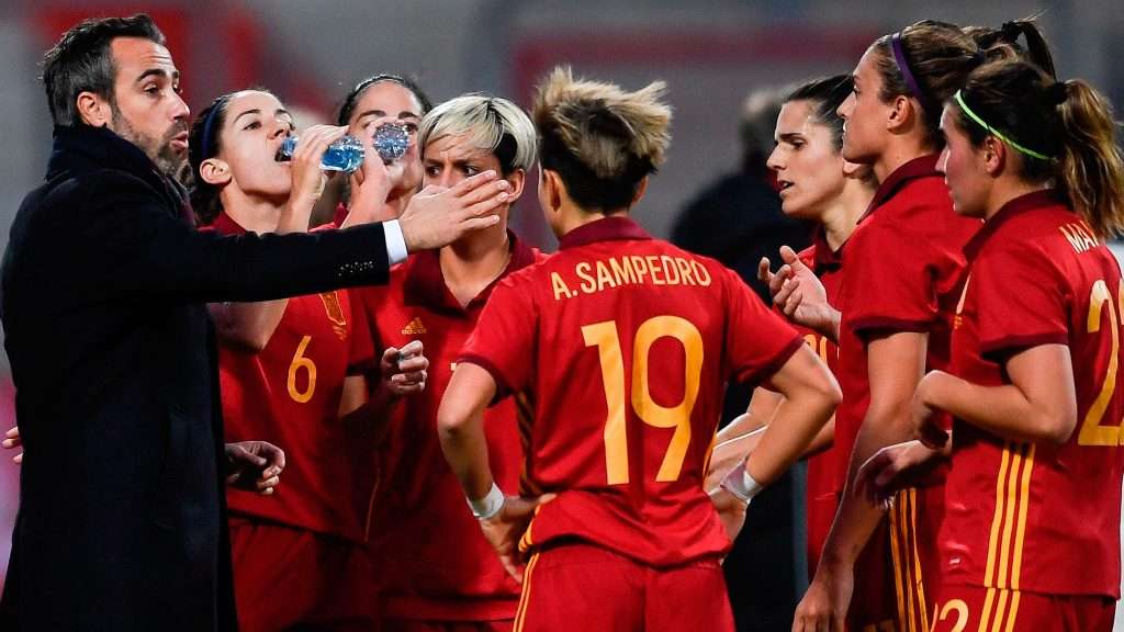 فيلدا مع لاعبات منتخب إسبانيا