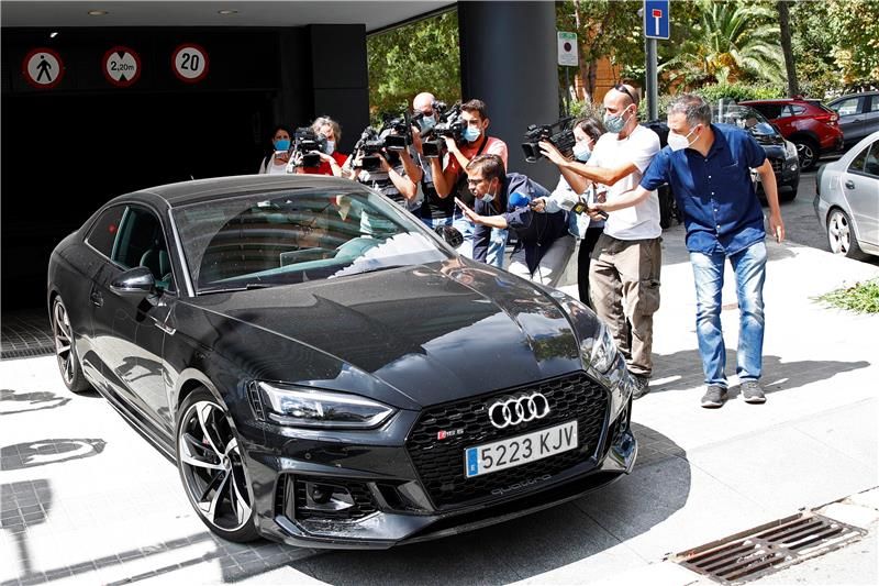 خورخي لدى مغادرته مقر مؤسسة ميسي