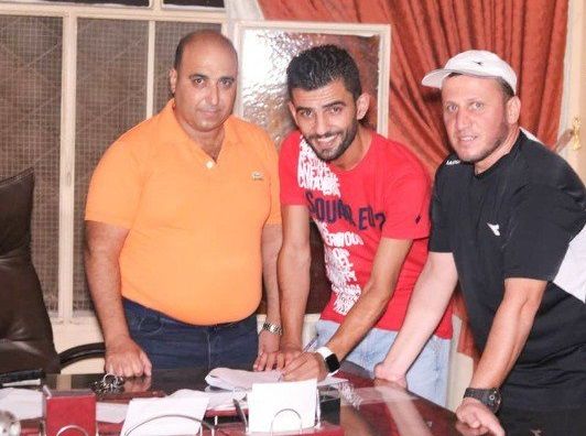 أثناء توقيع العقود