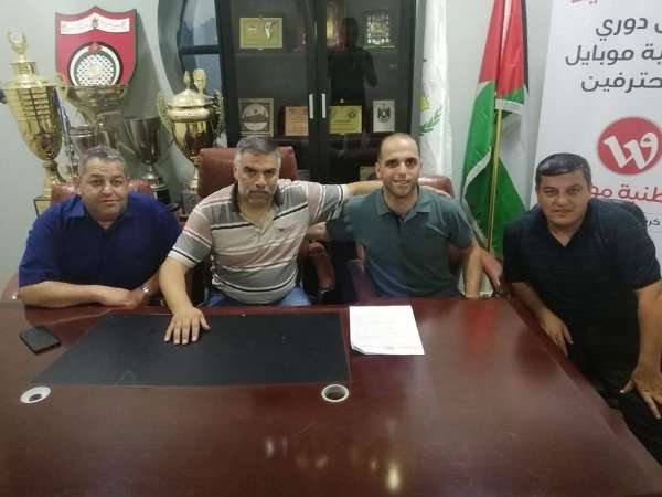 عبد الصمد أبو سنينة يوقع لشباب الخليل
