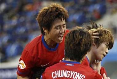 كي سونغ يونغ ( أقصى اليمين )