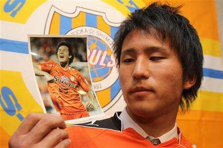 هيغوتشي يعرض صورة للاعبه المفضل شينجي أوكازاكي