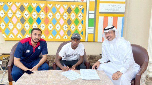 جانب من التوقيع