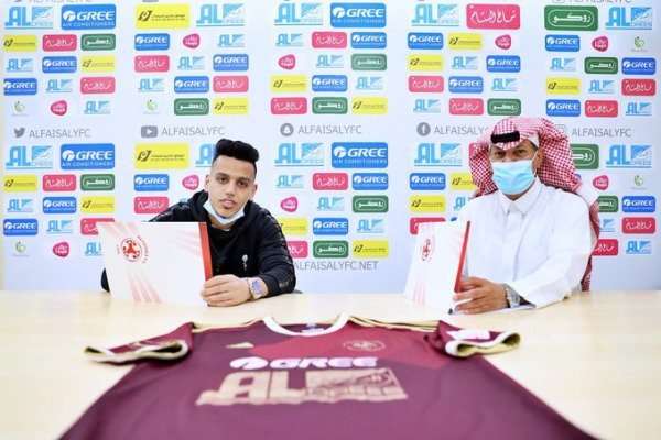 خلال توقيع العقود