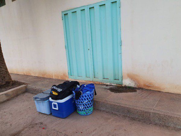 بوابة اللاعبين مغلقة والأمتعة في الخارج