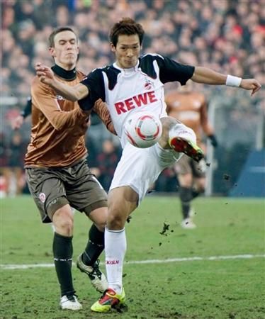 الياباني ماكينو ( يمين ) في المباراة