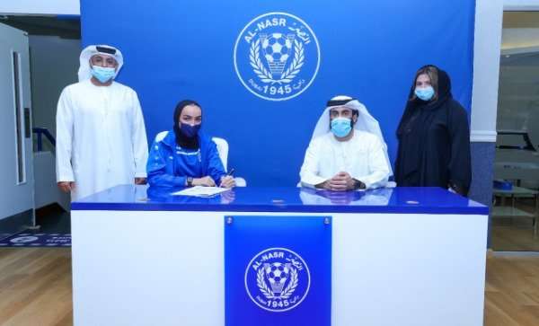 أثناء التوقيع مع صفية الصايغ