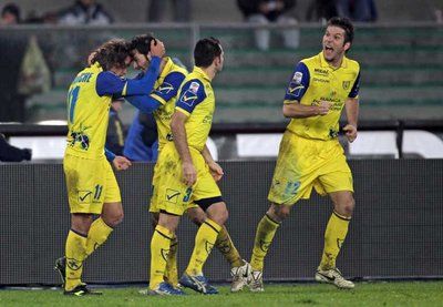 لاعبوا كييفو فيرونا يحتفلون بالفوز