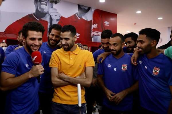 مؤمن زكريا بجانب لاعبي الأهلي