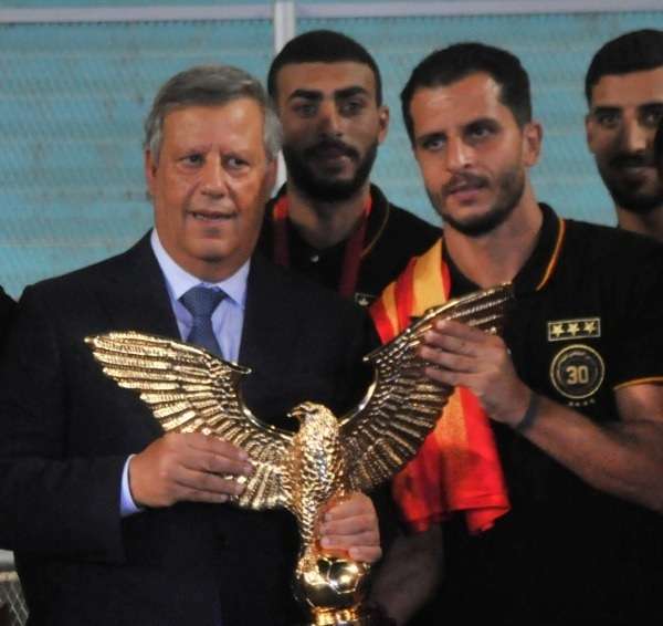 خليل شمام مع رئيس الترجي ونسر البطولة 