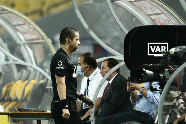 محمود عاشور يراجع الفار 