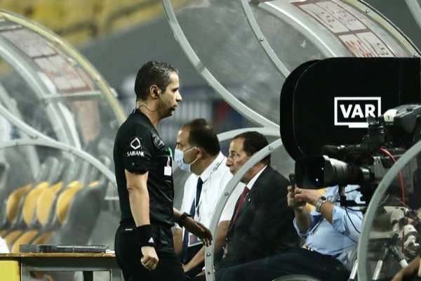 محمود عاشور يراجع الفار
