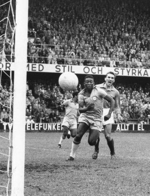 بيليه يسجل 3 أهداف على فرنسا في مباراة نصف النهائي <br>والتي إنتهت لصالح البرازيل 5-2