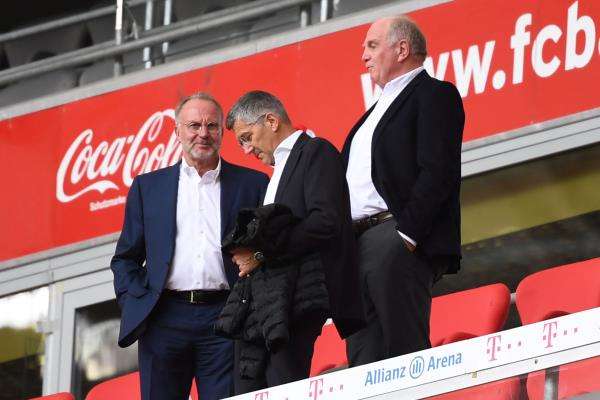 هونيس مع مسؤولي البايرن