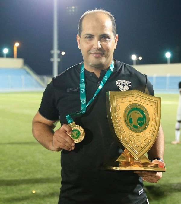 محمد العياري يحمل درع بطولة الدرجة الثانية