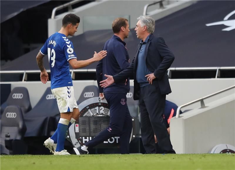 كارلو أنشيلوتي وخاميس رودريجيز 