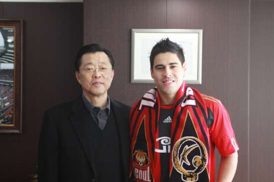 ماوريسيو مولينا ( يمين ) يرتدي قميص فريقه الجديد