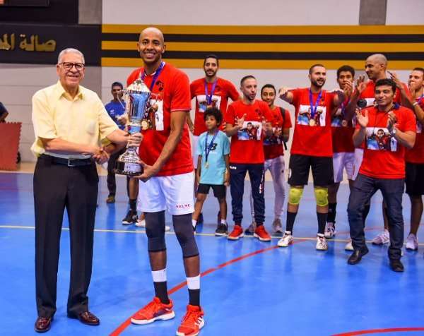 طائرة الأهلي تدعم مؤمن زكريا