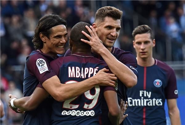 كافاني وسط لاعبي باريس