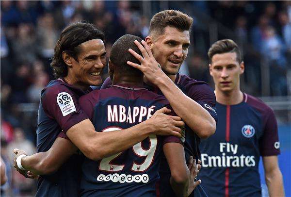 كافاني وسط لاعبي باريس