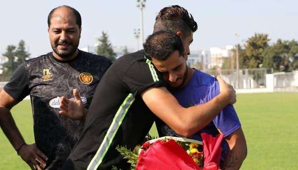 شمام يقدم باقة ورد  للذوادي