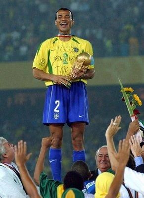 كابتن البرازيل كافو يحتفل بفوز البرازيل للمرة الخامسة