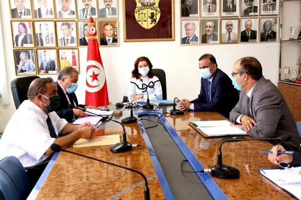 من الاجتماع 