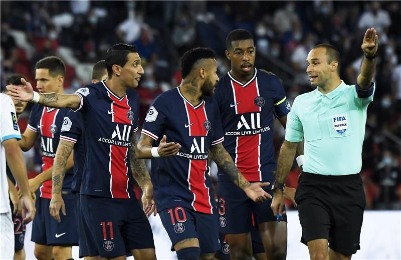 من نقاشات نيمار ودي ماريا مع الحكم