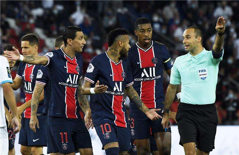 من نقاشات نيمار ودي ماريا مع الحكم