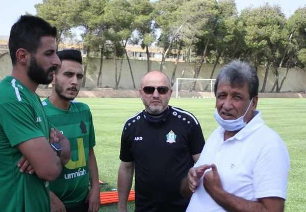 العزايزة والشمالي يتحدثان للاعبين قبل صرف الرواتب