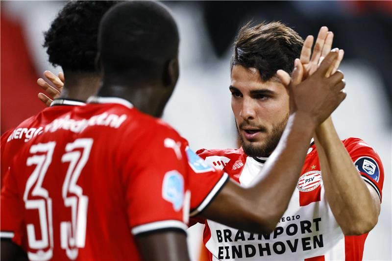 لاعبو إيندهوفن 