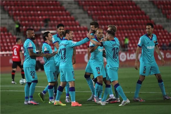  مارتن برايثوايت مع لاعبي برشلونة