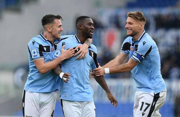 باستوس مع لاعبي لاتسيو