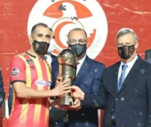 سامح الدربالي يتسلم كأس السوبر من رئيس الحكومة