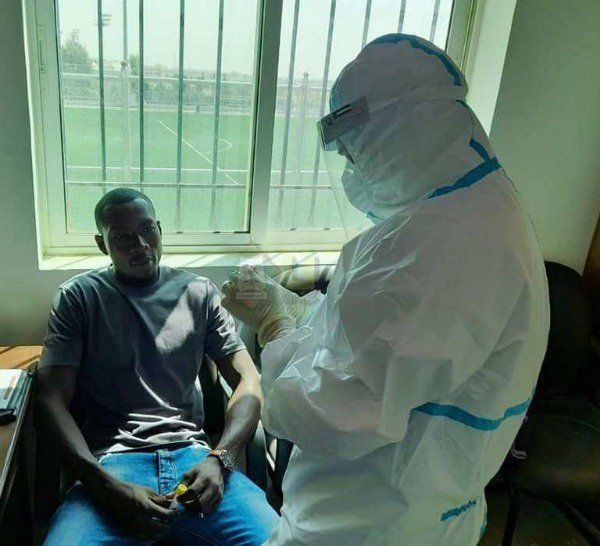 السنغالي انداي خلال خضوعه للفحص