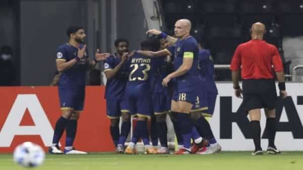 مايكون مع لاعبي النصر