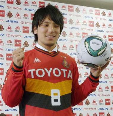 اللاعب الجديد لفريق ناغويا جونغو فوجيموتو في المؤتمر الصحفي بمقر النادي