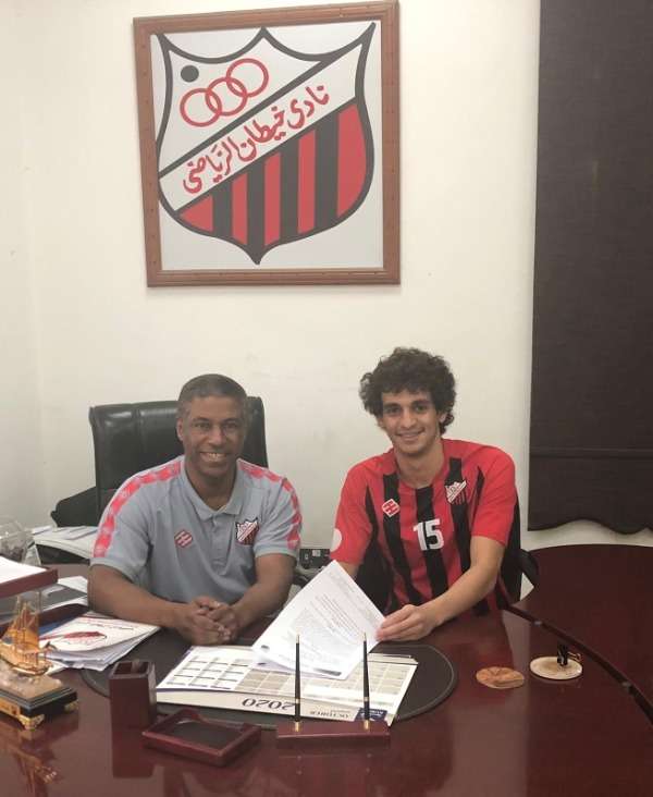 أحمد الأشقر يوقع العقد 